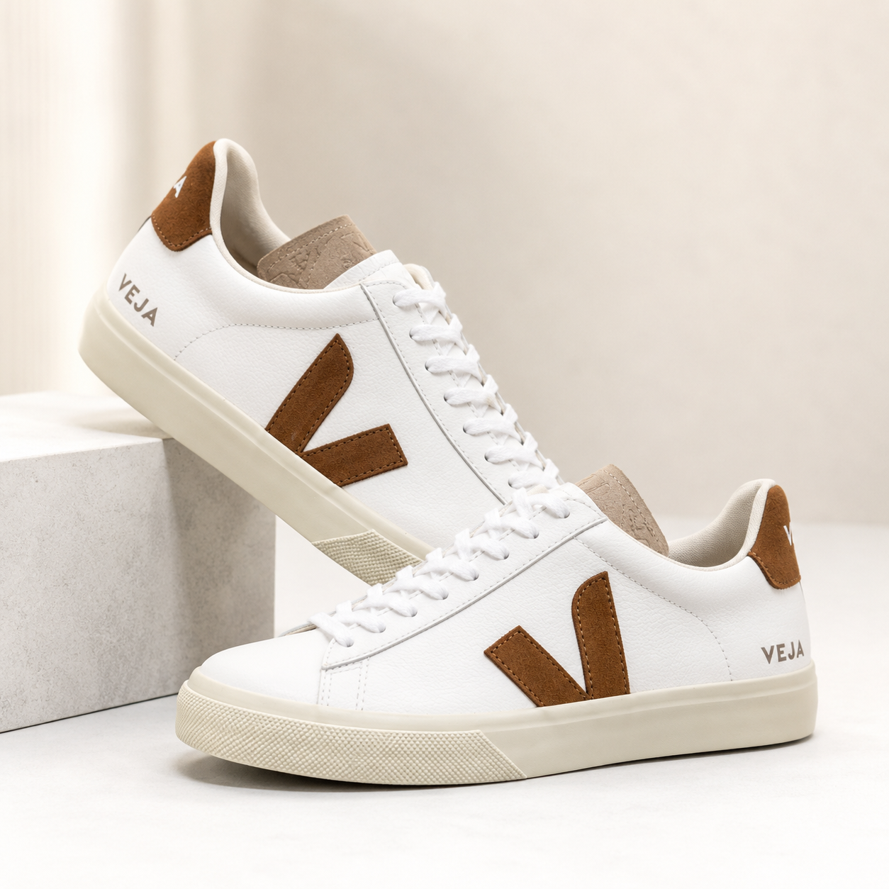 Zapatillas Urbanas VEJA Blancas con Detalles Camel – Estilo Casual Premium